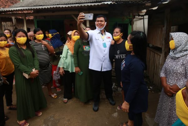 Rykco Menoza Sapa Warga Kelurahan Sambil Sosialisasi Persiapan New Normal