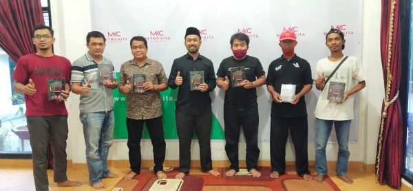 MKC Beri Bantuan Pedagang Kecil dan Warga Terdampak Covid-19