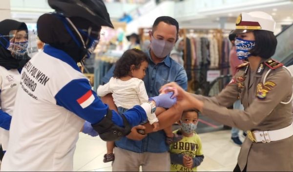 Polwan Satlantas Polresta Bandar Lampung Sapa Pengunjung Mall Ajak Patuhi Protokol Kesehatan