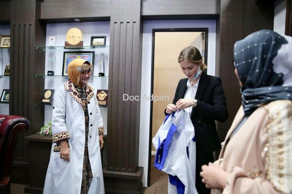 Tim Publikasi Inovasi Daerah Balitbang Kemendagri Kagumi Karya Kain Tapis dan Siger Emas