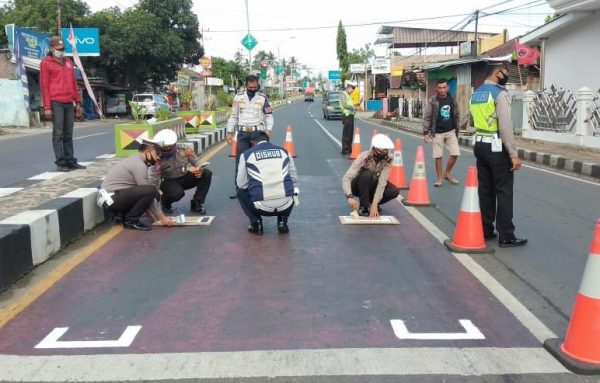 Satlantas Polresta Tanggamus Buat RHK di Lampu Merah Mirip Garis Star MotorGP