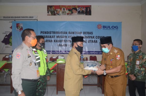 Plt Bupati Lampung Utara Serahkan Beras Bantuan 31 Ton di Kota Bumi Selatan
