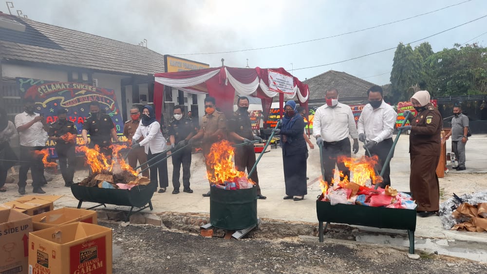 Kejari Lamsel Musnahkan Barang Bukti Narkotika dan Cukai Rokok