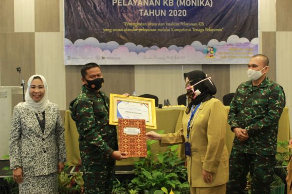 Dandim 0426/Tulang Bawang Letkol Inf Kohir Terima Penghargaan BKKBN Provinsi Lampung