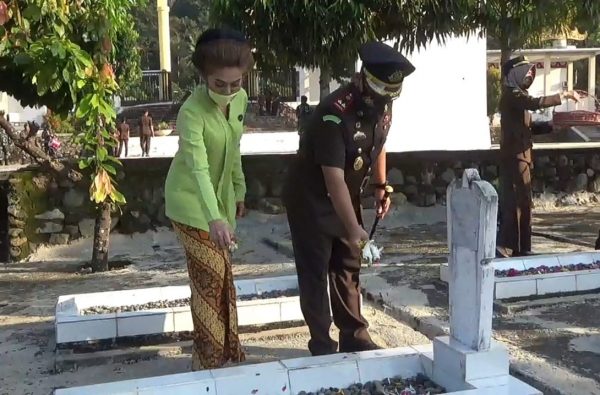 Hari Bakti Adhiyaksa David P. Duarsa Irup Penghormatan dan Tabur Bunya di Makam Pahlawan Kota Agung