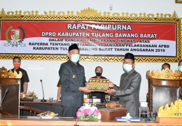 Umar Ahmad Serahkan Raperda APBD Tahun Anggaran 2019
