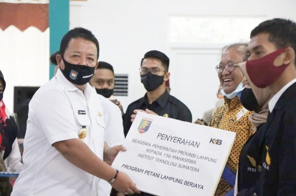 Arinal Serahkan Bantuan Untuk Kuliah 425 Anak Petani