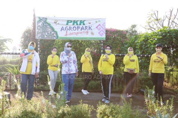 Riana Arinal Ajak Seluruh Organisasi Wanita Senam dan Masak bersama di Agro Park PKK