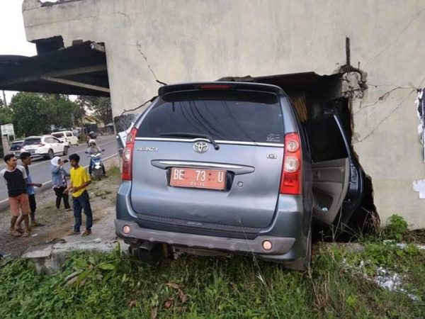 Bawa Mobil Dinas Suami Pegawai RSUD Pringsewu Tabrak Toko Oderdil Motor