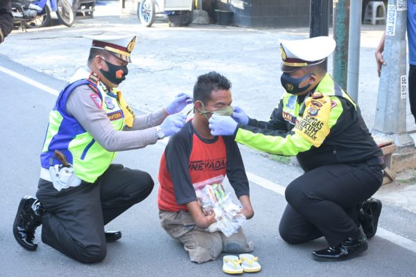 Operasi Patuh Dengan Humanis Polantas Bandar Lampung Berbagi Paket Sembako dan Masker Gratis Untuk Kaum Dhuafa di Jalan Raya