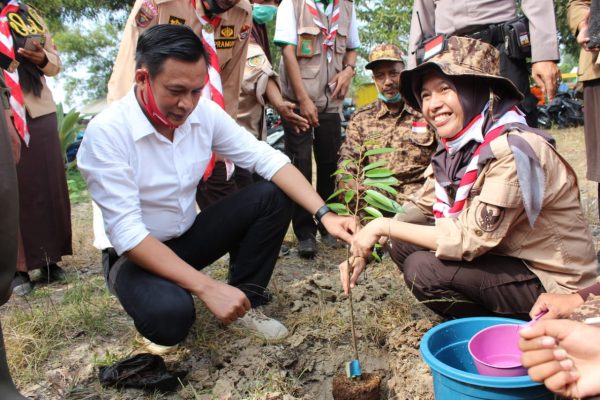 Sambut Hari Pramuka Dengan menanam Pohon, Wakil Ketua I DPRD Kota Metro Diapresiasi
