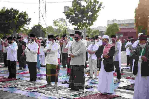 Sholat Idul Adha di Lapangan Way Halim Gubernur Arinal Serahkan Qurban Dua Sapi Kepada NU dan Muhammadiyah
