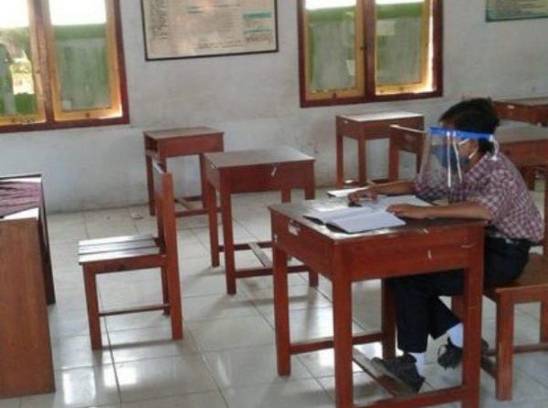 Tak Punya Smarphome Untuk Belajar Daring, Dimas Tetap Sekolah Meski Sendirian Masa Covid-19
