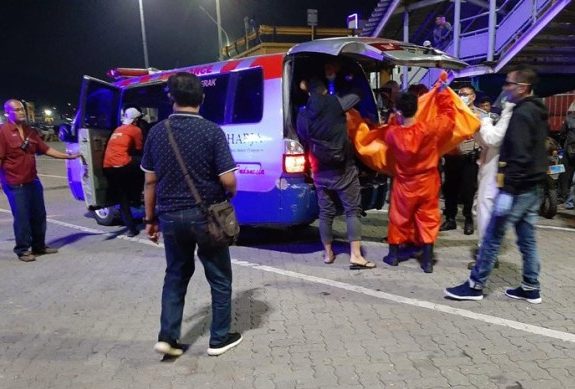 Sopir dan Penumpang Tewas Bugil Dalam Mobil Travel Gelap Asal Palembang Diatas KMP Nusa Putra Saat Sandar di Merak