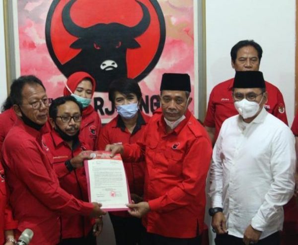Mingrum Serahkan Rekom DPP PDIP Untuk Loekman-Ilyas dan Pieter-Fahrurrazi