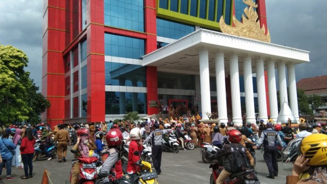 Ledakan dan Kepulan Asap di Gedung Satu Atap Pemda Kota Bandar Lampung Akibat Konsleting Listrik