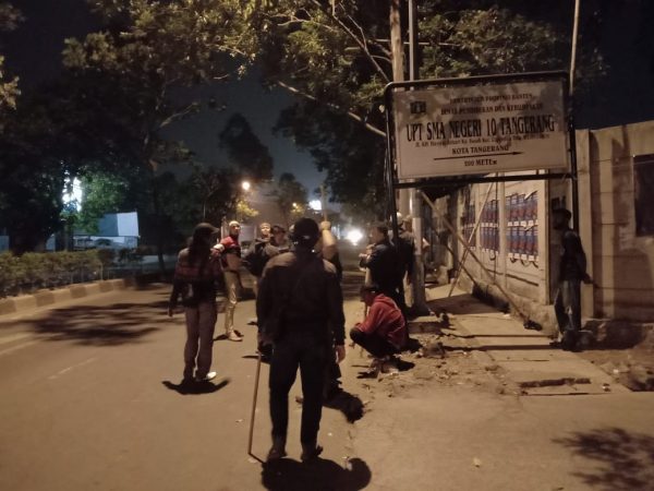 Puluhan Massa Gang Motor Nyaris Serang Warga dan FPI Yang Sedang Pasang Banner Habieb Riziq Mereka Kabur Denga Teriakan Takbir