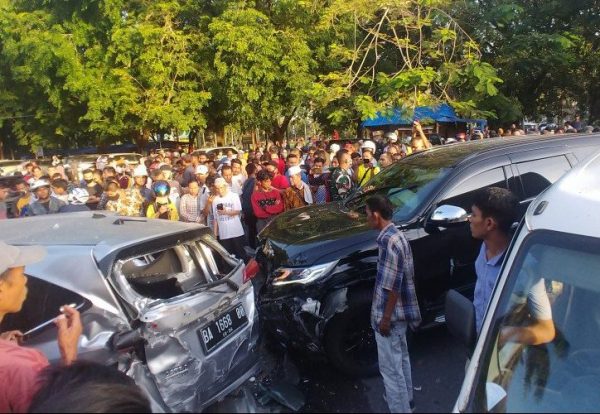 Mobil Pajero Sport Perwira Polisi Ngebut Tambrak Empat Mobil Parkir di Pusat Kota Padang