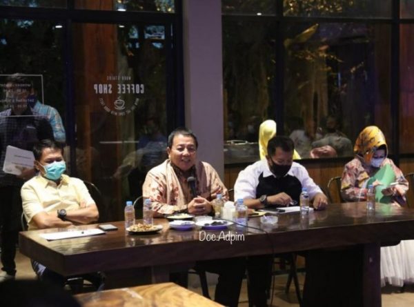 Jumlah Covid-19 Terus Meningkat Gubernur Rapat Penanggulangan Covid-19 Bersama Kepala Daerah di Cafe