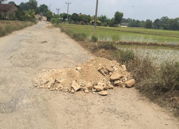 Bertahun tahun Jalan Karang Bolong Simbaringin Rusak Parah Pemerintah Lamteng Cuek