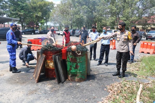 Polres Tulang Bawang Musnahkan Barang Bukti 10 Unit Alat Tangkap Ikan Trawl