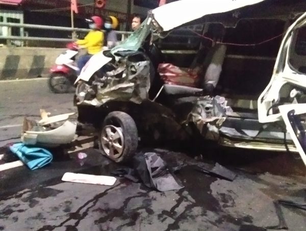 Bawa Pasien Rujukan Mobil Ambulan RS Medika Insani Bukit Kemuning Terbalik di Jembatan Playover MBK, Sopir Perawat Termasuk Keluarga Pasien Ikut di Rawat