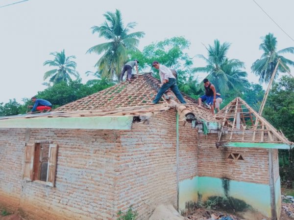 Warga Cahayabaru Renovasi Mushalla Nurul Amal secara Swadaya