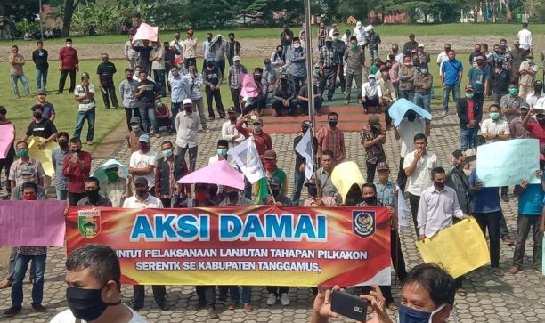 Calon Kepala Pekon Demo Bupati Minta Segera Gelar Pemilihan