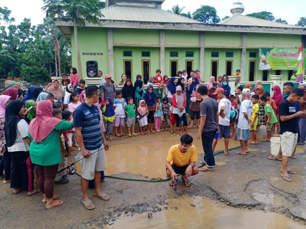 Protes Jalan Rusak Kubangan Dijadikan Tempat Lomba 17-an Tangkap Ikan Lele