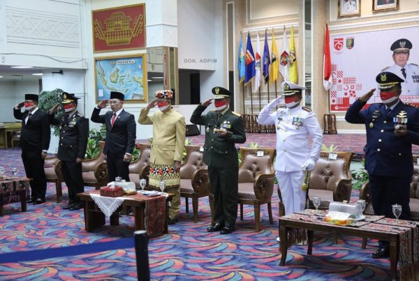 Sekdaprov Pimpin Pejabat Lampung Upacara Penurunan Bendera Virtual Dengan Presiden