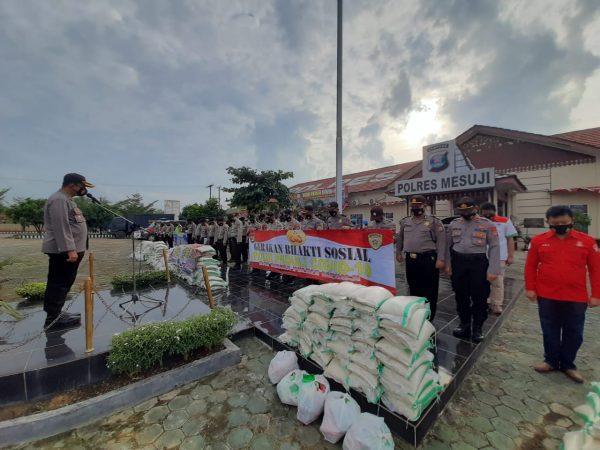 Rangkaian HUT RI ke-75 Polres Mesuji Bagikan 2000 Karung Beras dan Paket Sembako