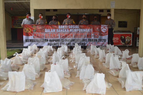 Rangkaian HUT Kemerdekaan RI Ke-75, Polres Tulang Bawang Bagikan 10 Ton Beras dan Bendera Merah Putih