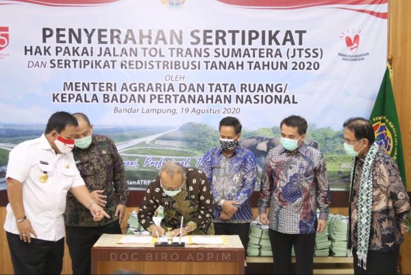Menteri Sofyan Djalil Dukung Serahkan Sertifikat Hak Pakai Jalan Tol dan Redistribusi Tanah Tahun 2020