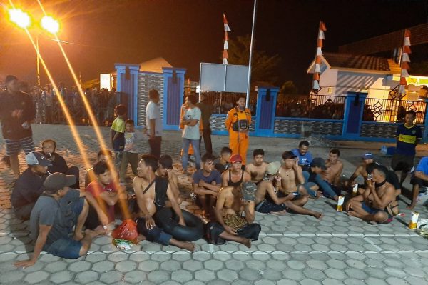 KM Berkah Illahi Tenggelam Diterjang Ombak di Teluk Semaka Nahkoda dan 22 ABK Selamat