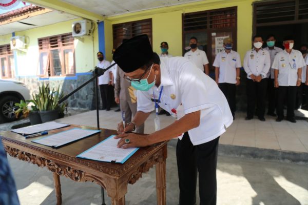 Agus Istiqlal Ambil Sumpah Janji 225 PNS Pesisir Barat