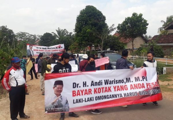 Pengrajin UMKM Atharizz Gemilang Demo Rumah Andi Warisno Soal Kotak Koin NU Rektor Rektor STAI Annur Siap Tanggung Jawab