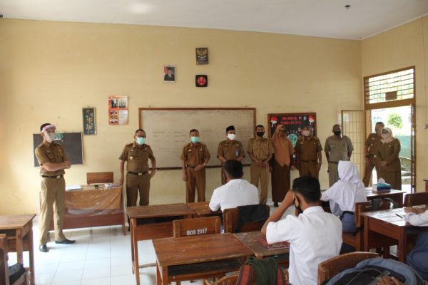 Sulfakar Tinjau SMA dan SMK Pesawaran Yang Mulai Masuk Sekolah
