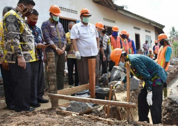 Pairin Letakkan Batu Pertama Pembangunan Home Industri Abon Lele Oseri