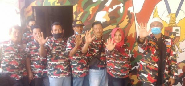 Peduli Masyarakat Terdampak Covid-19, Laskar Merah Putih Bagi Masker dan Nasi Kotak