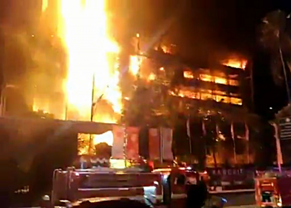 Kantor Kejagung Terbakar Ba’da Isya 23 Damkar dan Ratusan Personil Padamkan Api
