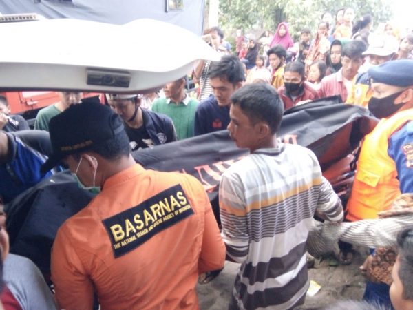 Dua Hari Hilang Terseret Ombak Pantai Karang Jahe Limau Tanggamus Kakak Adik Sepupu Riski dan Agung Ditemukan