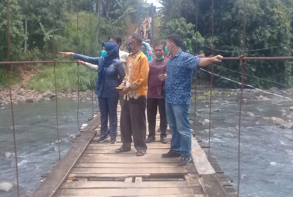 Anggota Komisi IV DPRD Lampung, Mardiana, Sisir Jembatan Gantung dan 20 KPM BSPS Desa Sinarmulya