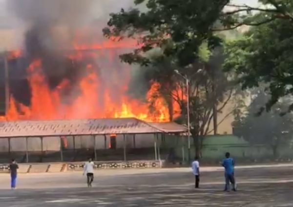 Orang Gila Kembali Beraksi GOR Saburai Yang Sedang Rehab Terbakar