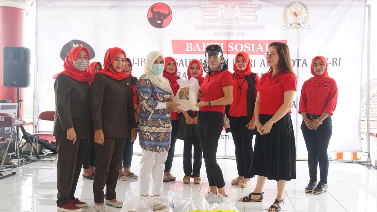 PIA DPR RI Fraksi PDI-P Salurkan Bantuan 2,5 Ton Beras Untuk Warga Terdampak COVID-19 di Lamsel