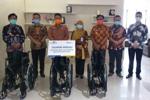 Sekda Terima Bantuan Kursi Roda Untuk Pensiunan Dari PT Taspen