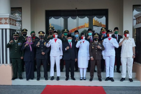 Kajari Lamsel Pimpin Upacara Penurunan Bendera HUT RI Ke-75