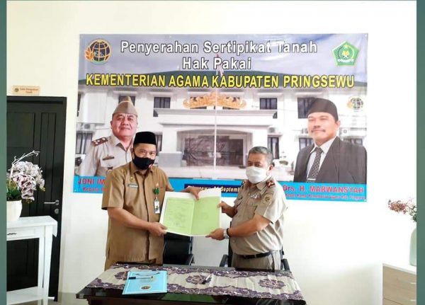 BPN Serahkan Sertepikat Kantor Kemenag Pringsewu