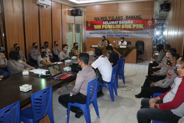 Tim PTIK dan STIK Penelitian Penggunaan Samrtphone dan Medsos di Polres Tulang Bawang