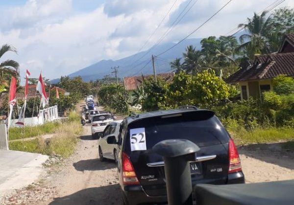 Se-Pajang Jalan Palas-Kalianda Sorak Sorai Sambut Ratusan Mobil Rombongan Hipni-Melin Menuju KPU