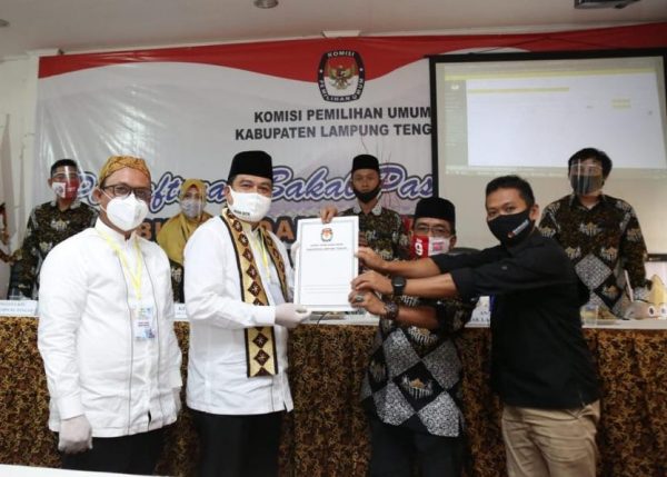 Diantar Ibunda Musa Ahmad-Ardito Wijaya Daftar KPU Lampung Tengah Berkas Lengkap